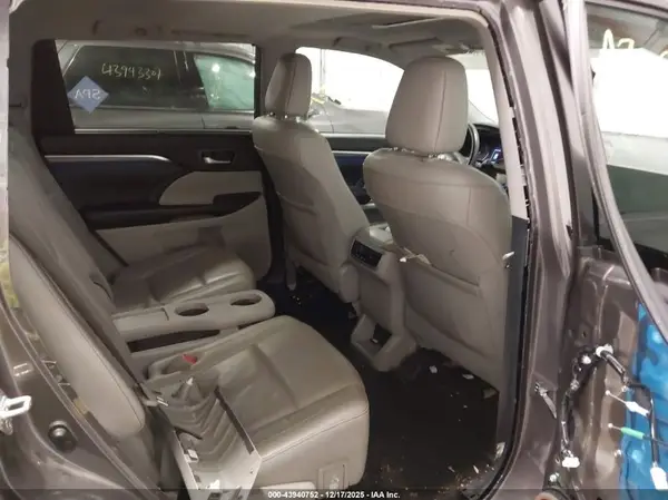 5TDDGRFH4KS057123 2019 TOYOTA HIGHLANDER - Image 8