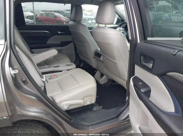 5TDDGRFH4KS072964 2019 TOYOTA HIGHLANDER - Image 8