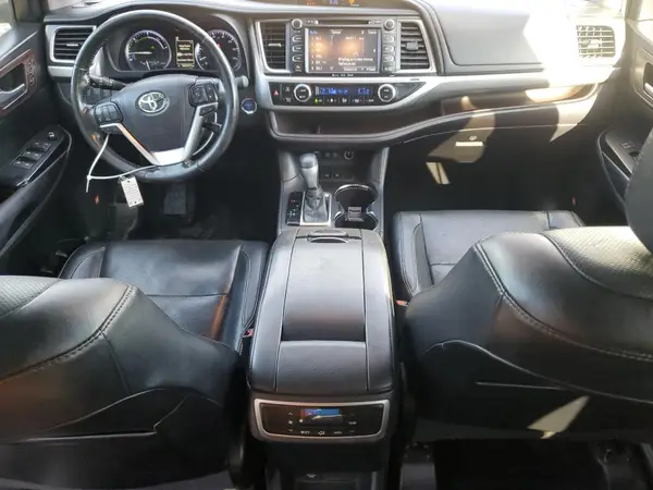 5TDDGRFH5HS021160 2017 TOYOTA HIGHLANDER - Image 8