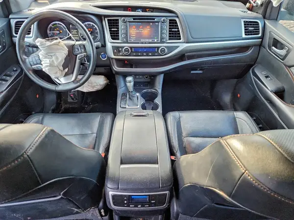 5TDDGRFH5HS027332 2017 TOYOTA HIGHLANDER - Image 8
