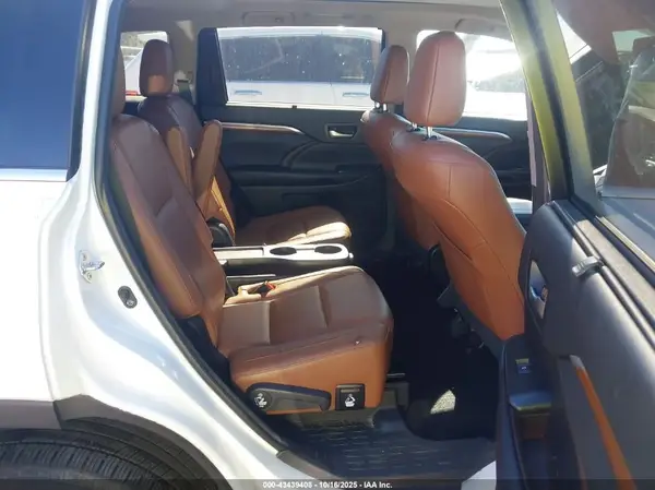 5TDDGRFH5HS035849 2017 TOYOTA HIGHLANDER - Image 8