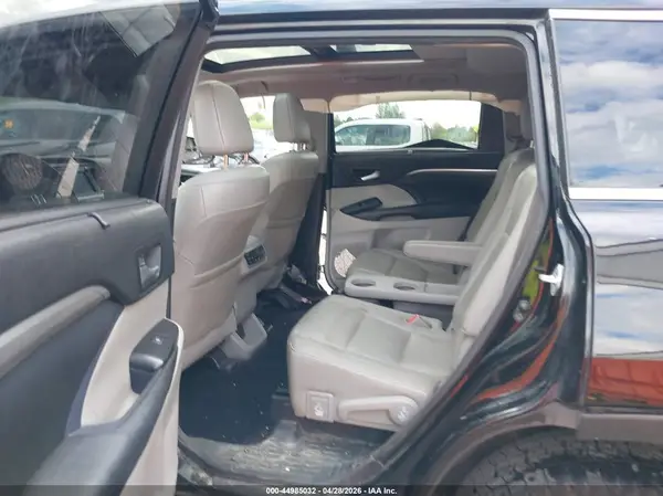 5TDDGRFH6HS031647 2017 TOYOTA HIGHLANDER - Image 8