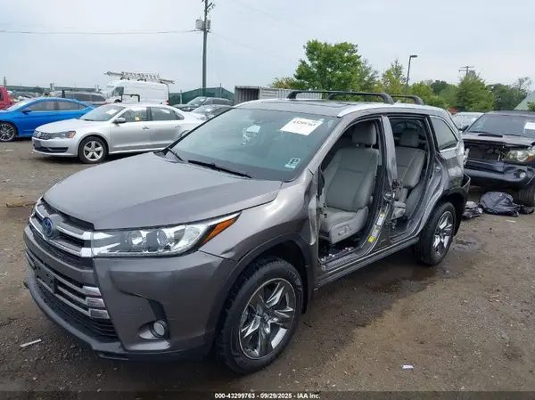 5TDDGRFH6JS040189 2018 TOYOTA HIGHLANDER - Image 2