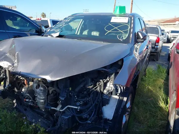 5TDDGRFH6JS050334 2018 TOYOTA HIGHLANDER - Image 2