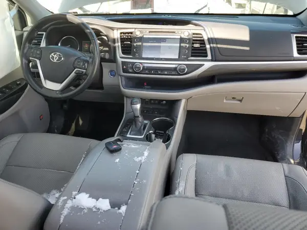 5TDDGRFH7HS027560 2017 TOYOTA HIGHLANDER - Image 8