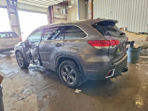 5TDDGRFH7JS049676 2018 TOYOTA HIGHLANDER - Image 2