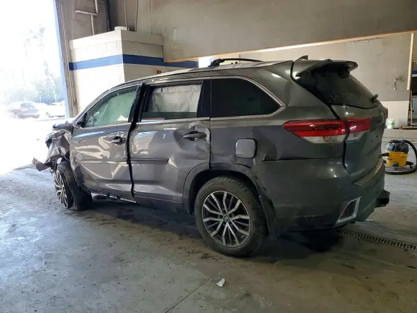 5TDDGRFH7KS068794 2019 TOYOTA HIGHLANDER - Image 2