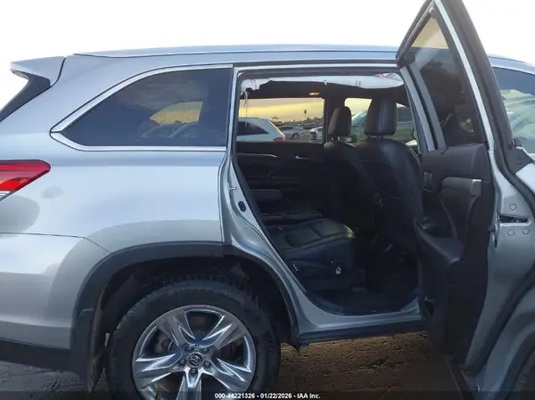 5TDDGRFH7KS070626 2019 TOYOTA HIGHLANDER - Image 8