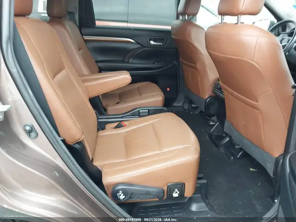 5TDDGRFH8HS021332 2017 TOYOTA HIGHLANDER - Image 8