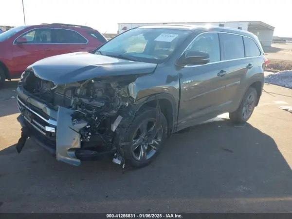 5TDDGRFH8JS045443 2018 TOYOTA HIGHLANDER - Image 2