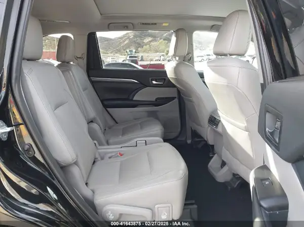 5TDDGRFH8KS062339 2019 TOYOTA HIGHLANDER - Image 8