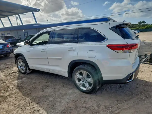 5TDDGRFH9HS024854 2017 TOYOTA HIGHLANDER - Image 2