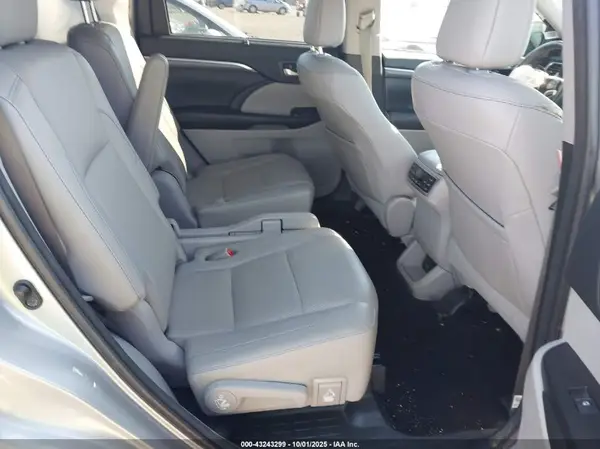 5TDDGRFH9HS031688 2017 TOYOTA HIGHLANDER - Image 8