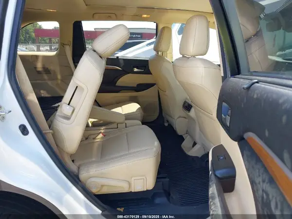5TDDGRFH9HS033294 2017 TOYOTA HIGHLANDER - Image 8
