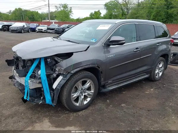 5TDDGRFH9JS045290 2018 TOYOTA HIGHLANDER - Image 2
