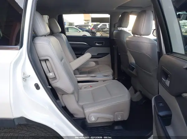 5TDDGRFH9KS072247 2019 TOYOTA HIGHLANDER - Image 8