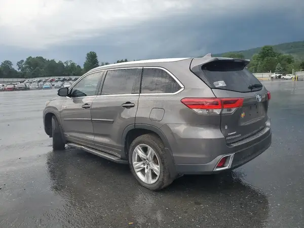5TDDGRFHXHS021123 2017 TOYOTA HIGHLANDER - Image 2