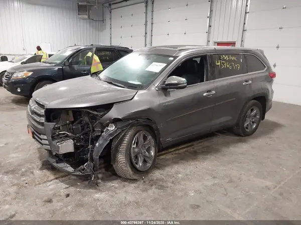 5TDDGRFHXHS028265 2017 TOYOTA HIGHLANDER - Image 2