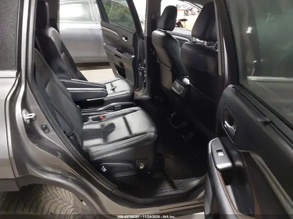 5TDDGRFHXHS028265 2017 TOYOTA HIGHLANDER - Image 8