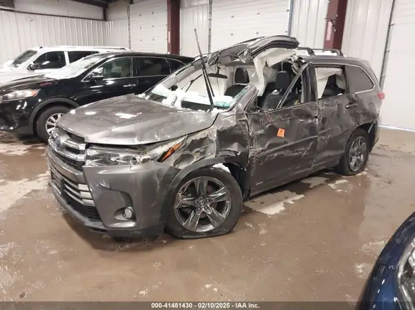 5TDDGRFHXHS030341 2017 TOYOTA HIGHLANDER - Image 2