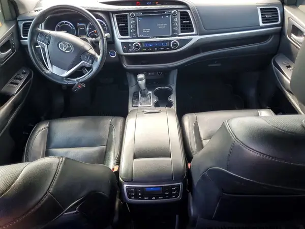 5TDDGRFHXHS033417 2017 TOYOTA HIGHLANDER - Image 8