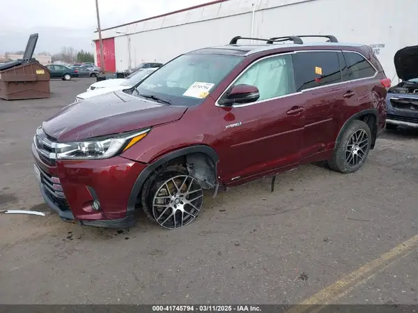 5TDDGRFHXJS038879 2018 TOYOTA HIGHLANDER - Image 2