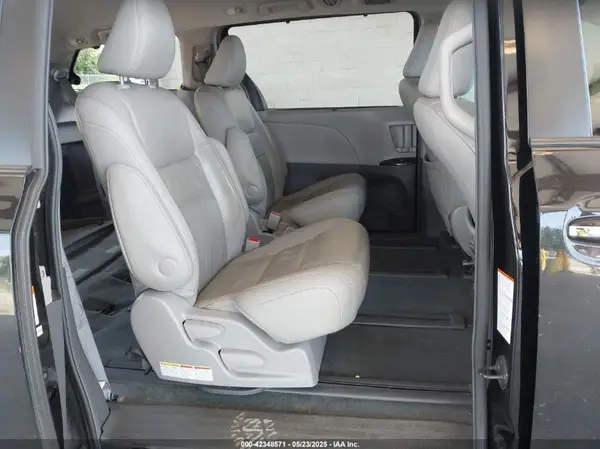 5TDDK3DC0GS129140 2016 TOYOTA SIENNA - Image 8