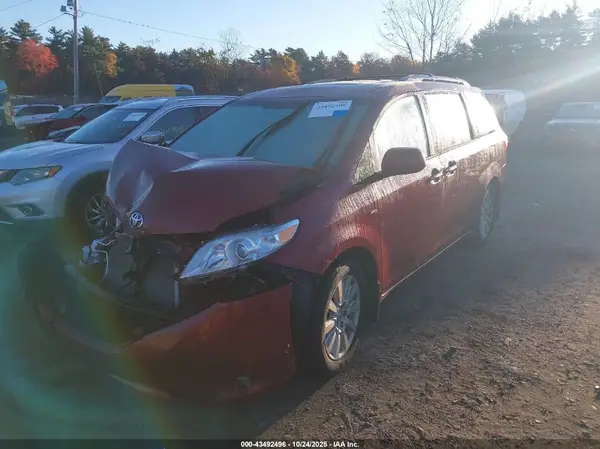 5TDDK3DC0GS135648 2016 TOYOTA SIENNA - Image 2
