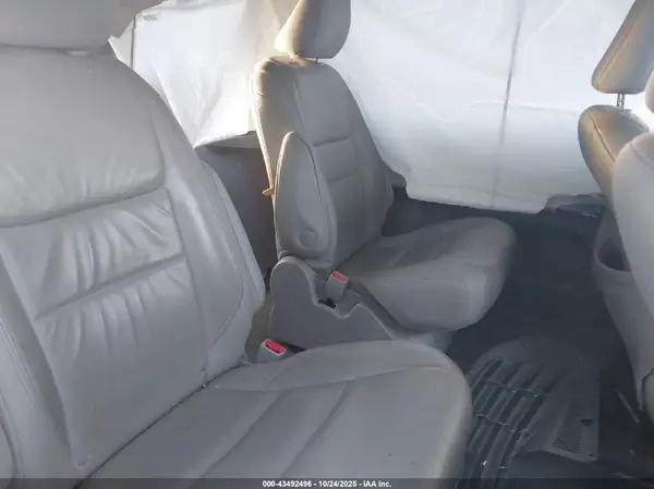 5TDDK3DC0GS135648 2016 TOYOTA SIENNA - Image 8