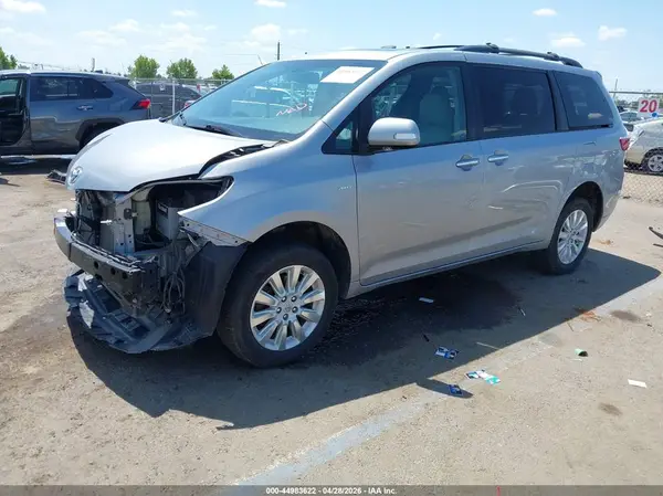 5TDDK3DC0GS135715 2016 TOYOTA SIENNA - Image 2