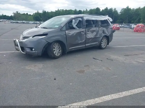 5TDDK3DC0GS139831 2016 TOYOTA SIENNA - Image 2
