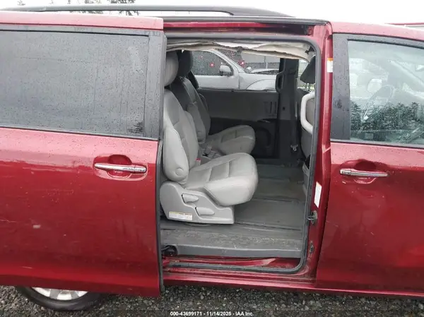 5TDDK3DC1GS133360 2016 TOYOTA SIENNA - Image 8