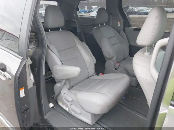 5TDDK3DC1GS138414 2016 TOYOTA SIENNA - Image 8