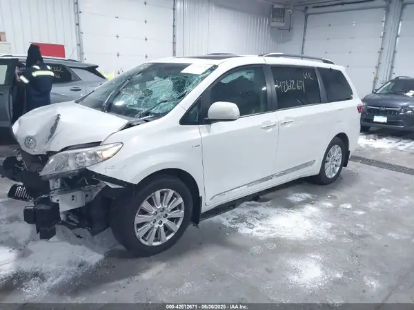 5TDDK3DC1GS138669 2016 TOYOTA SIENNA - Image 2