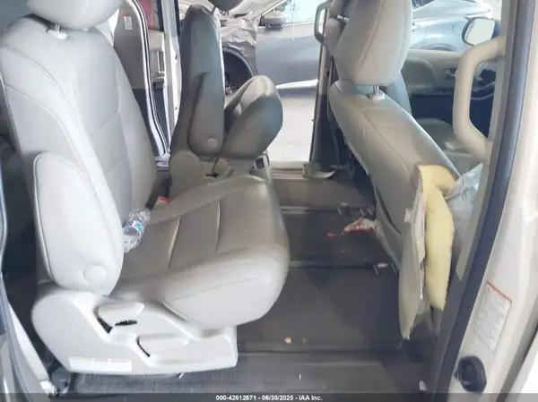 5TDDK3DC1GS138669 2016 TOYOTA SIENNA - Image 8