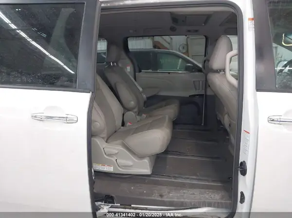 5TDDK3DC1GS141894 2016 TOYOTA SIENNA - Image 8
