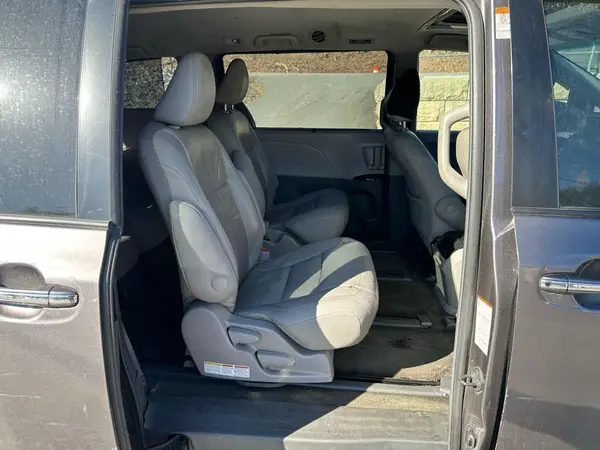 5TDDK3DC2GS130094 2016 TOYOTA SIENNA - Image 8