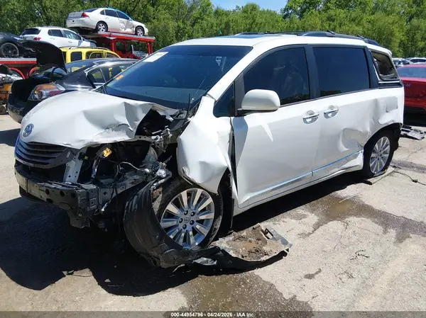 5TDDK3DC2GS136705 2016 TOYOTA SIENNA - Image 2