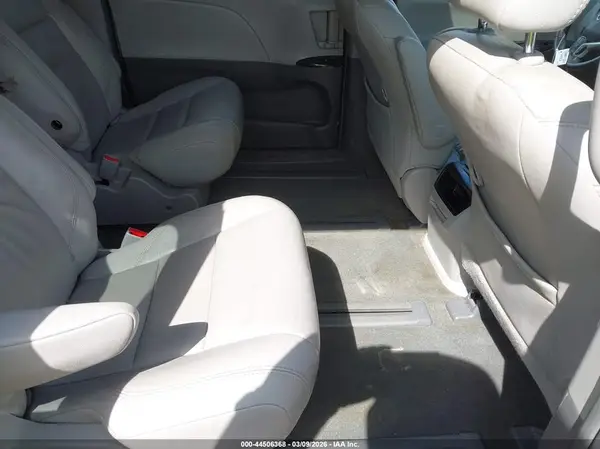 5TDDK3DC2GS139619 2016 TOYOTA SIENNA - Image 8