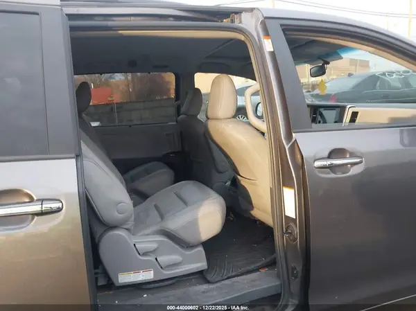 5TDDK3DC2GS145968 2016 TOYOTA SIENNA - Image 8