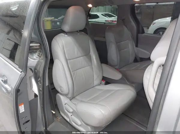 5TDDK3DC3GS137135 2016 TOYOTA SIENNA - Image 8