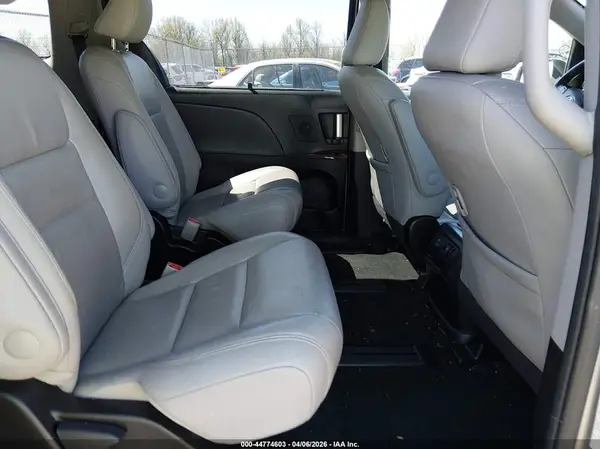 5TDDK3DC3GS141895 2016 TOYOTA SIENNA - Image 8