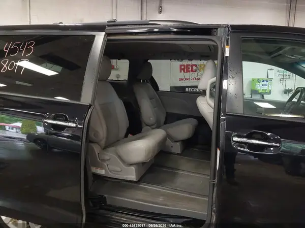 5TDDK3DC4GS129805 2016 TOYOTA SIENNA - Image 8