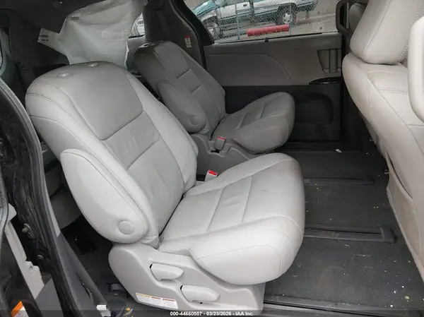 5TDDK3DC4GS136477 2016 TOYOTA SIENNA - Image 8