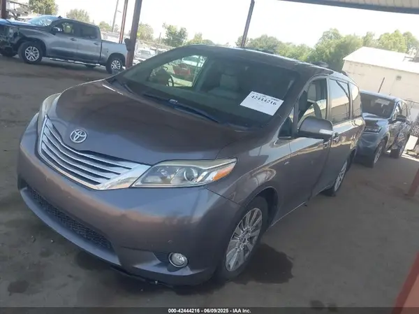 5TDDK3DC4GS137600 2016 TOYOTA SIENNA - Image 2