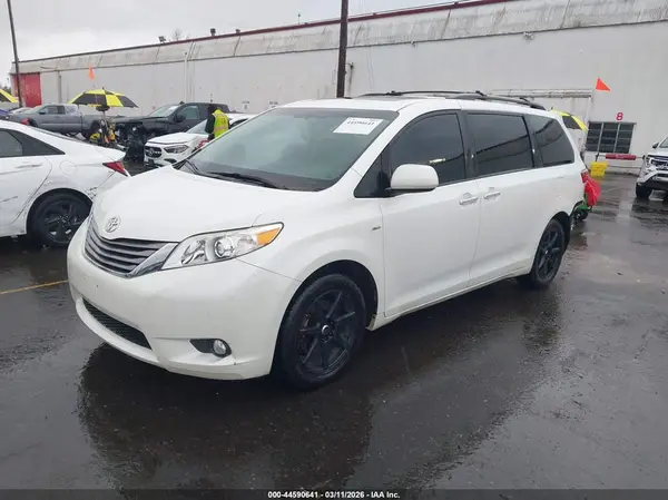 5TDDK3DC4GS138987 2016 TOYOTA SIENNA - Image 2