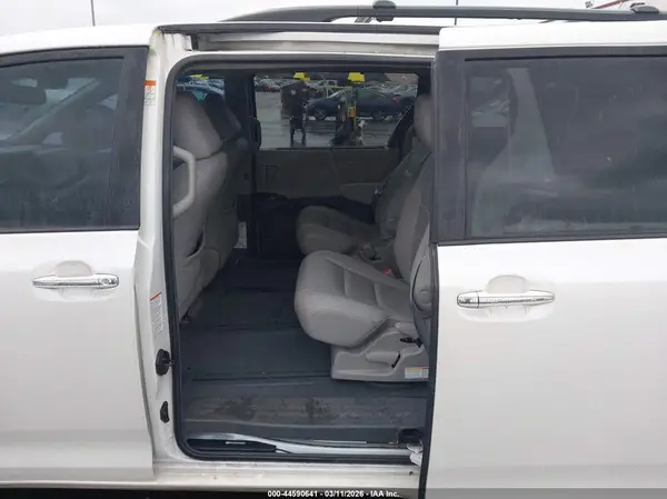 5TDDK3DC4GS138987 2016 TOYOTA SIENNA - Image 8