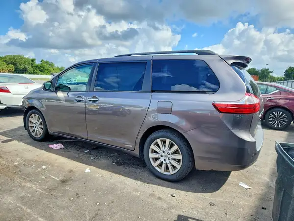 5TDDK3DC5GS134706 2016 TOYOTA SIENNA - Image 2