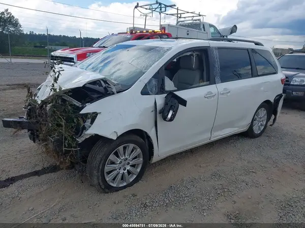 5TDDK3DC5GS141994 2016 TOYOTA SIENNA - Image 2