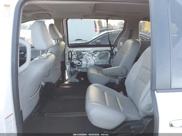 5TDDK3DC6GS131250 2016 TOYOTA SIENNA - Image 8